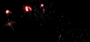 Effekt Red Moving Glitter Fish von Pyrotrade/PGE - Feuerwerk einfach online kaufen im Pyrographics Feuerwerkshop