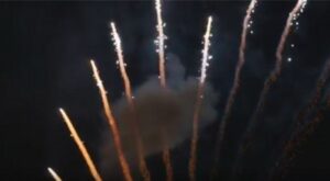 Effekt White Strobe Tails von Pyrotrade/PGE - Feuerwerk einfach online kaufen im Pyrographics Feuerwerkshop